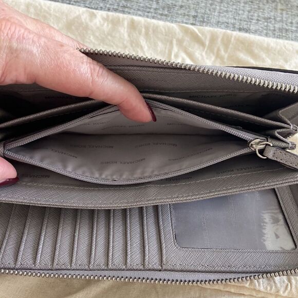 MICHAEL Michael Kors Large Leather Smartphone Wristlet NWOT light grey neverused - Picture 11 of 12